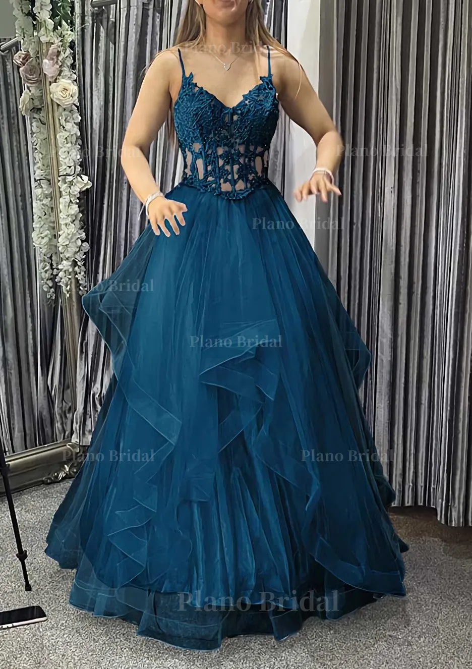 A-line V Neck Sleeveless Long/Floor-Length Tulle Charmeuse Prom Dress With Appliqued Lace