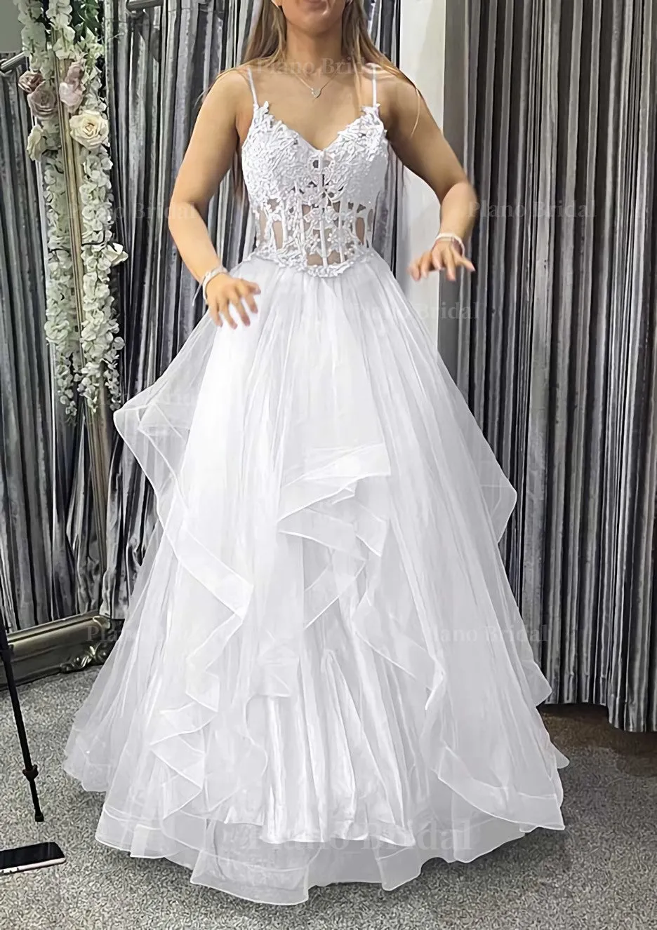 A-line V Neck Sleeveless Long/Floor-Length Tulle Charmeuse Prom Dress With Appliqued Lace