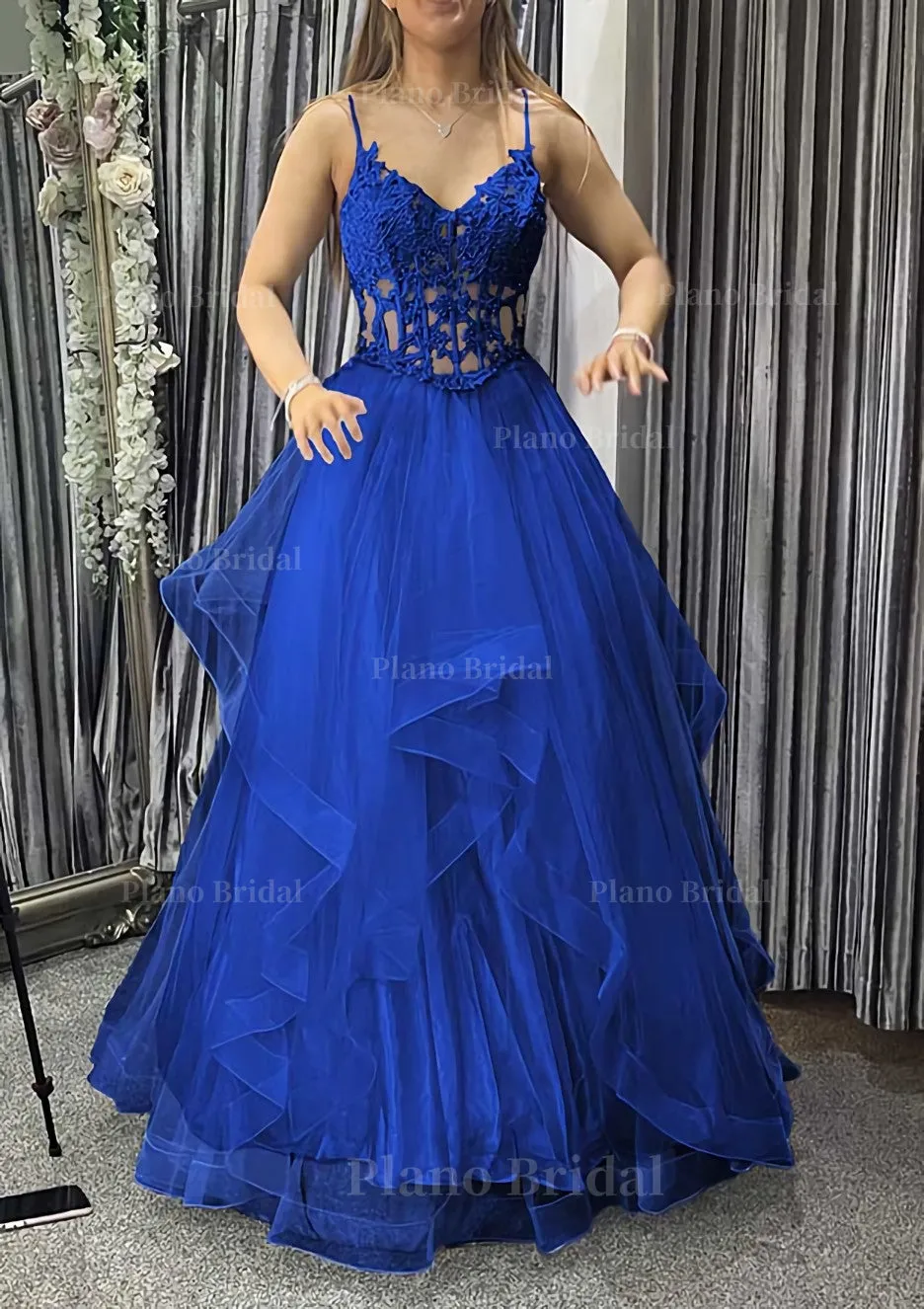 A-line V Neck Sleeveless Long/Floor-Length Tulle Charmeuse Prom Dress With Appliqued Lace